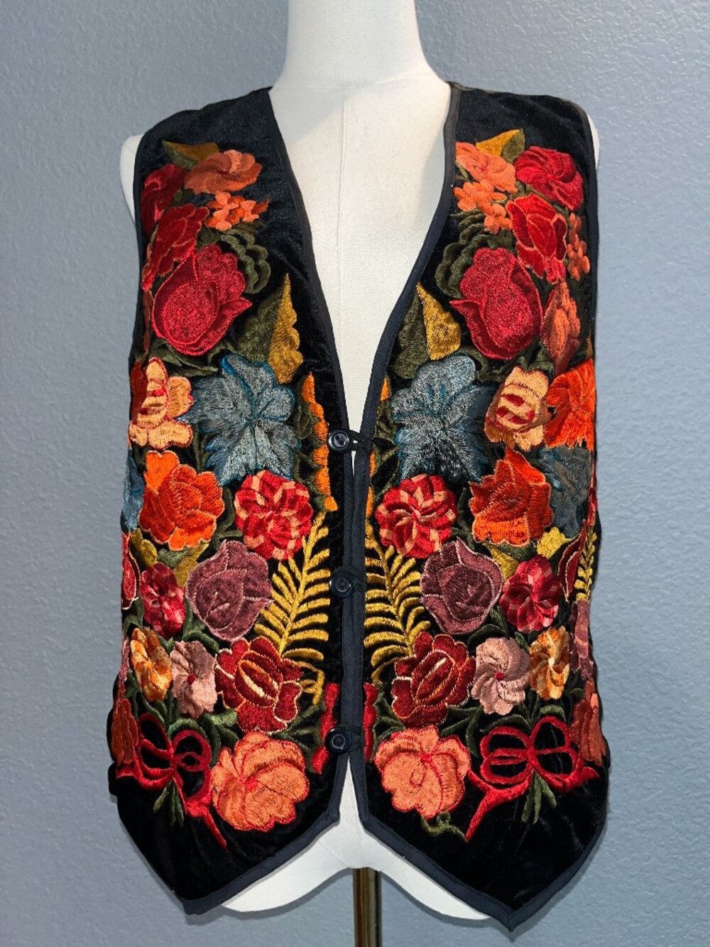 RICHLY EMBROIDERED FLORAL VEST - MADE IN GUATEMALA - EUC - SIZE XL